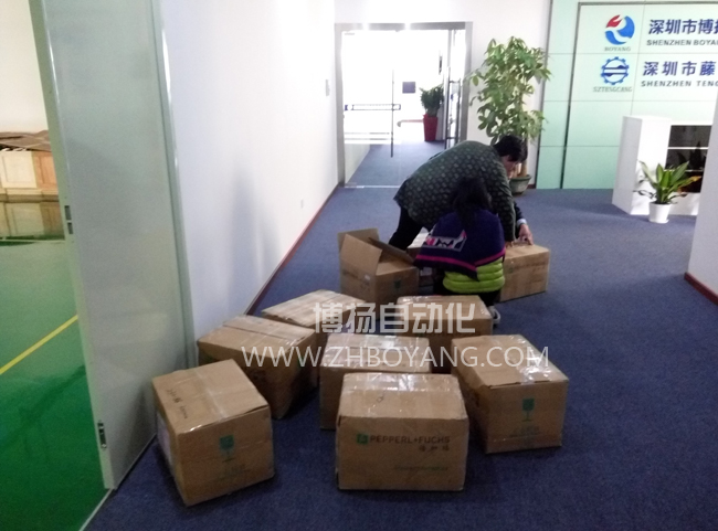 大量GL5-T/28A/115倍加福槽型開關(guān)及光電開關(guān)到貨！