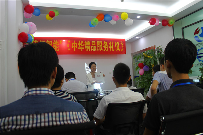 課程現(xiàn)場，學(xué)員們正在聚精會神的聽課