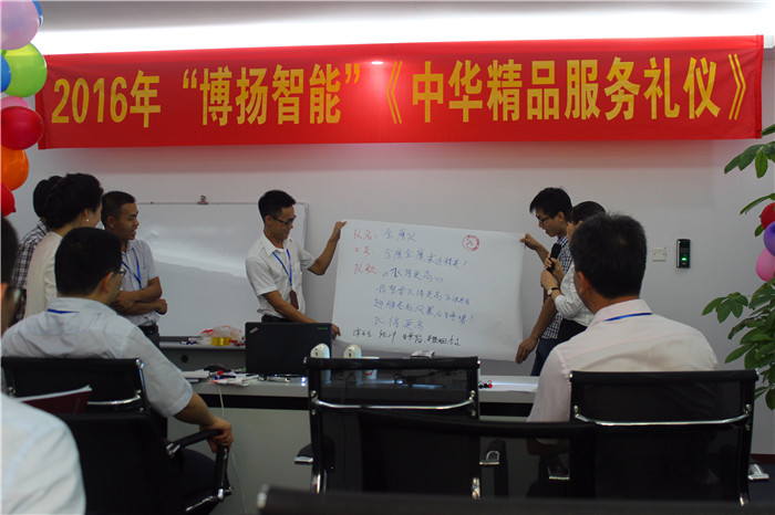 圖為金鷹隊在展示自己隊名、口號、隊歌、隊旗。